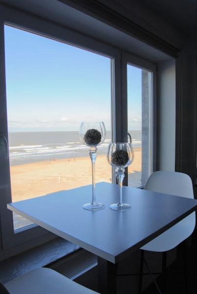 Modern Appartement Op De Zeedijk Met 2 Slaapkamers Te Oostende Dış mekan fotoğraf